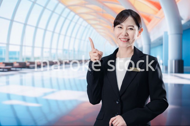 空港のターミナルで案内をするスタッフ