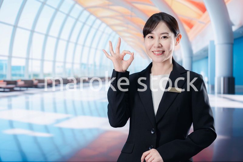 空港のターミナルで案内をするスタッフ