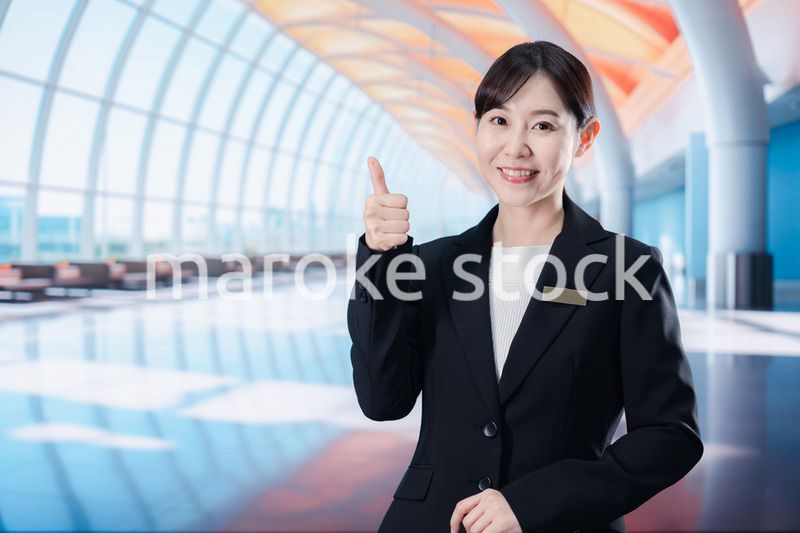 空港のターミナルで案内をするスタッフ