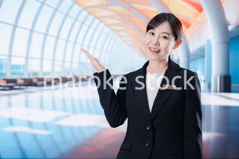 空港のターミナルで案内をするスタッフ