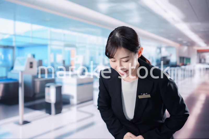 空港のターミナルで案内をするスタッフ