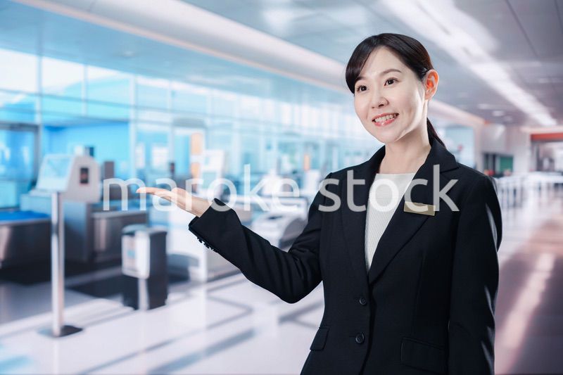 空港のターミナルで案内をするスタッフ