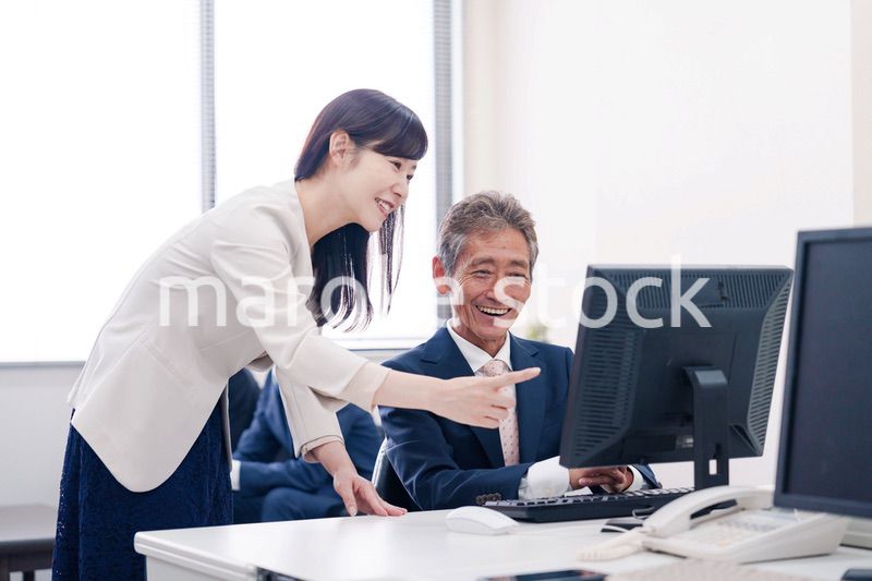 オフィスで上司に報告をするビジネスウーマン