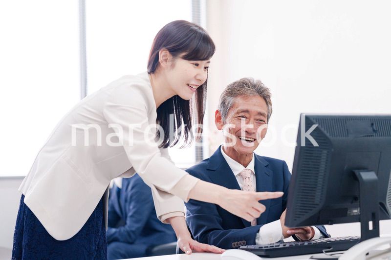 オフィスで上司に報告をするビジネスウーマン