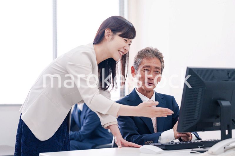 オフィスで上司に報告をするビジネスウーマン