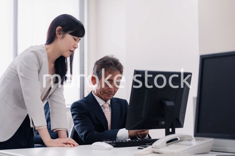 困難に直面する経営層の男性