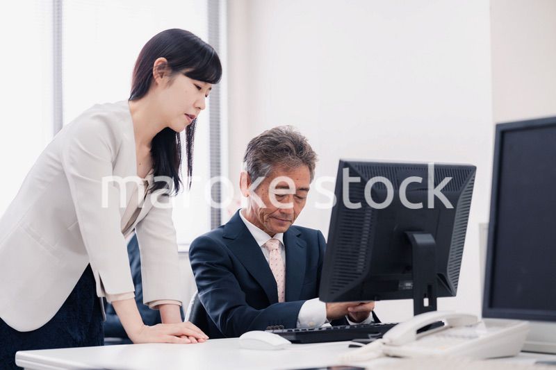 困難に直面する経営層の男性