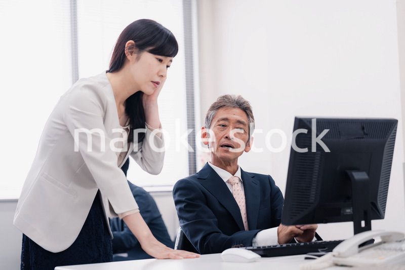 困難に直面する経営層の男性