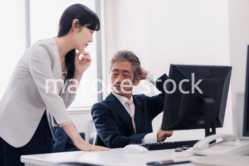 困難に直面する経営層の男性