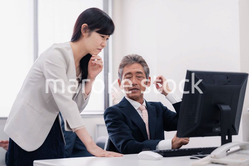 困難に直面する経営層の男性