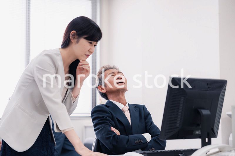 困難に直面する経営層の男性