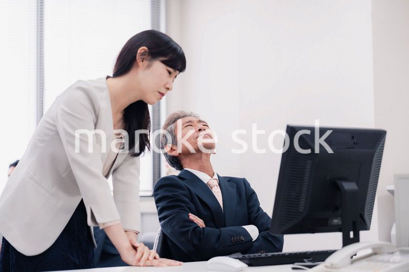 困難に直面する経営層の男性