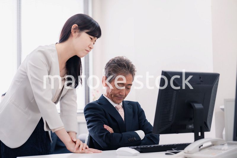 困難に直面する経営層の男性