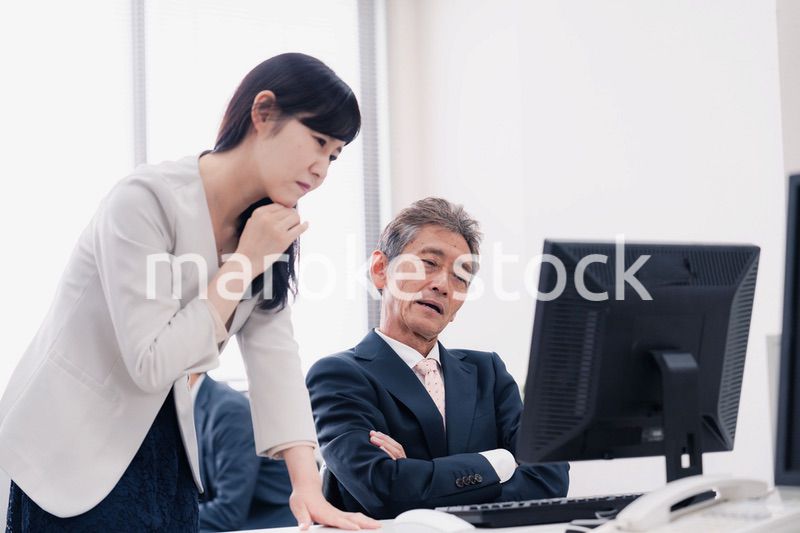 困難に直面する経営層の男性