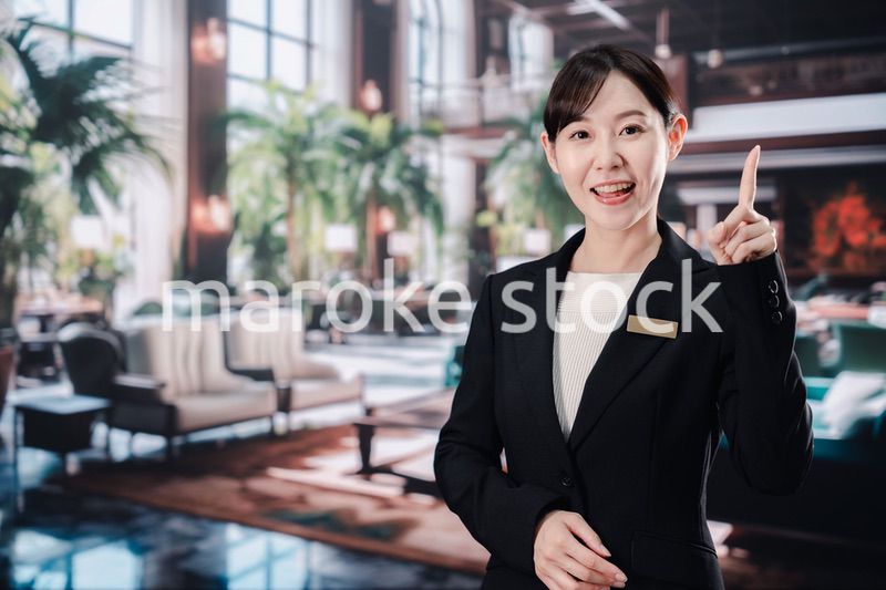笑顔でお客様を迎えるホテルスタッフの女性