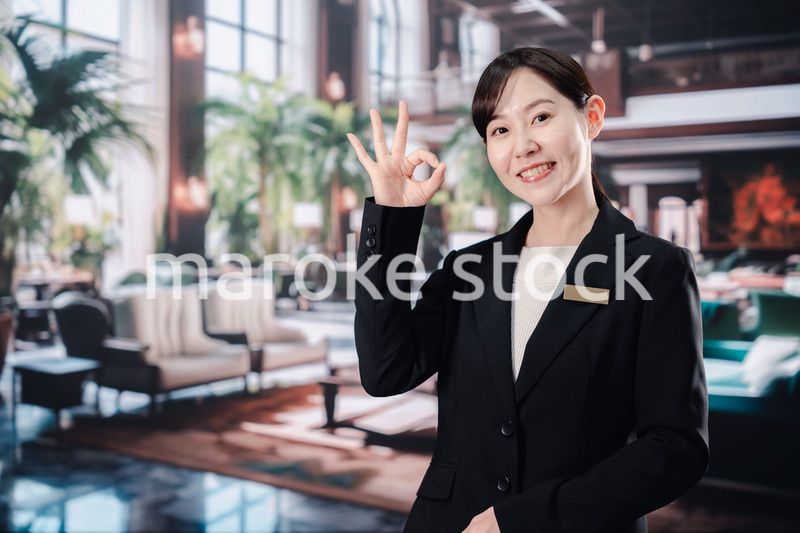 笑顔でお客様を迎えるホテルスタッフの女性