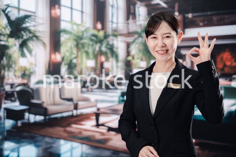 笑顔でお客様を迎えるホテルスタッフの女性