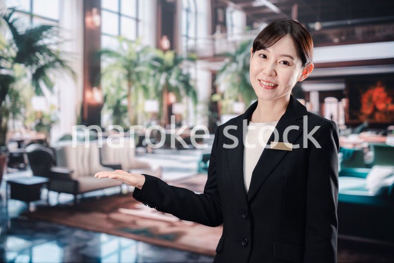 笑顔でお客様を迎えるホテルスタッフの女性
