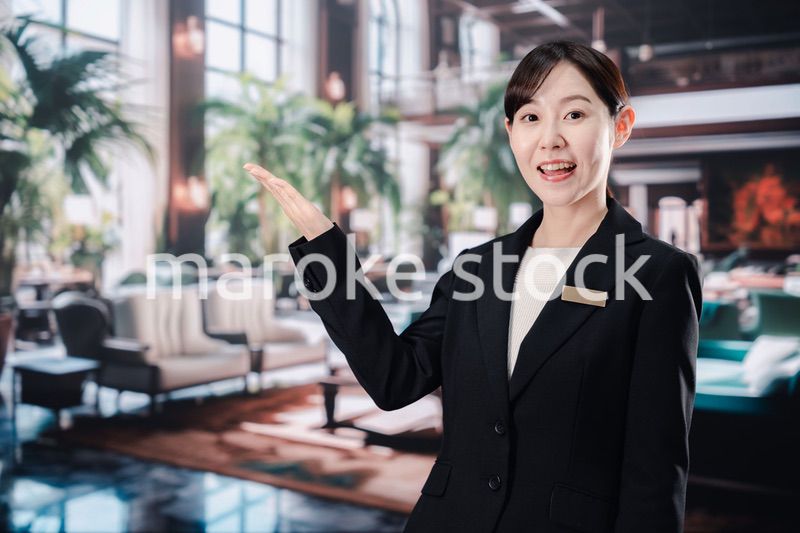 笑顔でお客様を迎えるホテルスタッフの女性