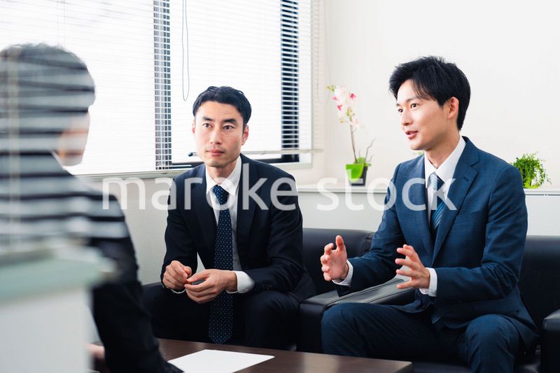 オフィスで商談を進めるビジネスマン