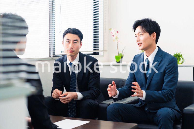 オフィスで商談を進めるビジネスマン