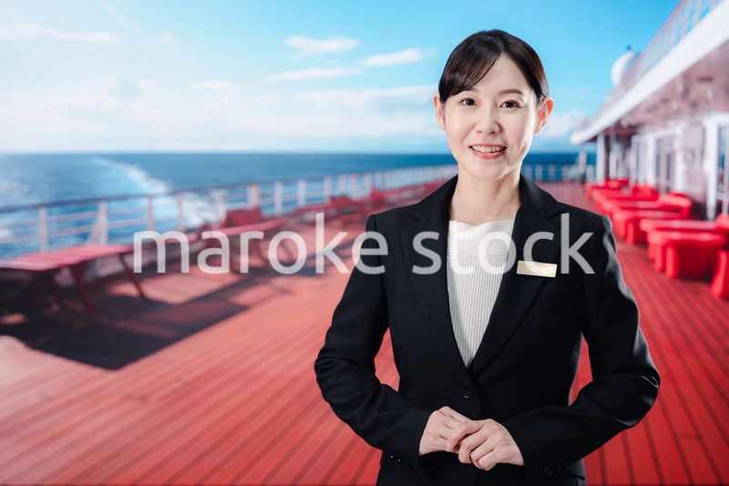 クルーズ船で乗船客を迎える女性船員
