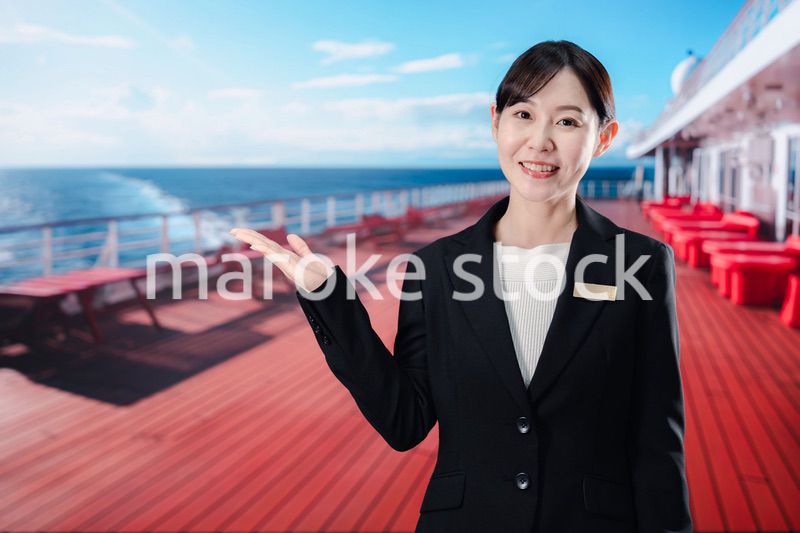 クルーズ船で乗船客を迎える女性船員