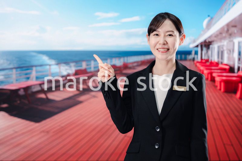 クルーズ船で乗船客を迎える女性船員