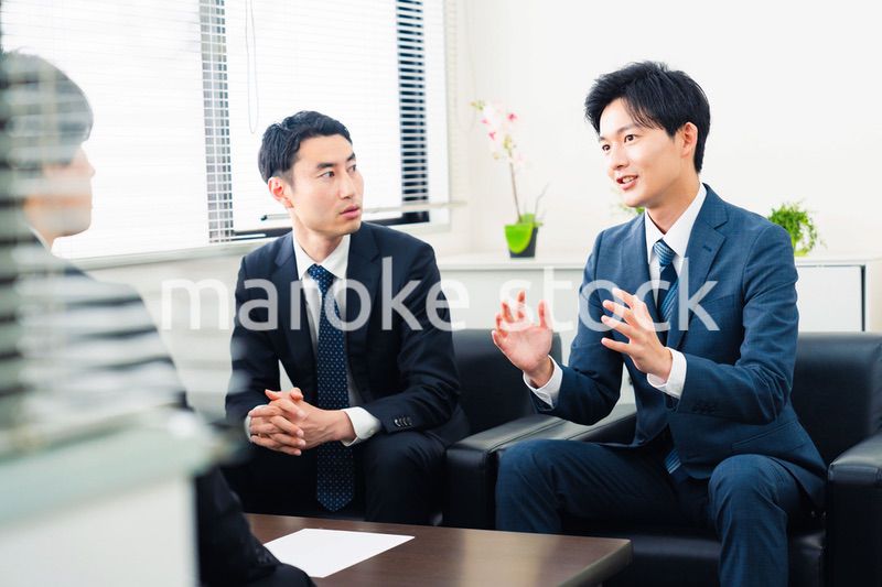 オフィスで商談を進めるビジネスマン