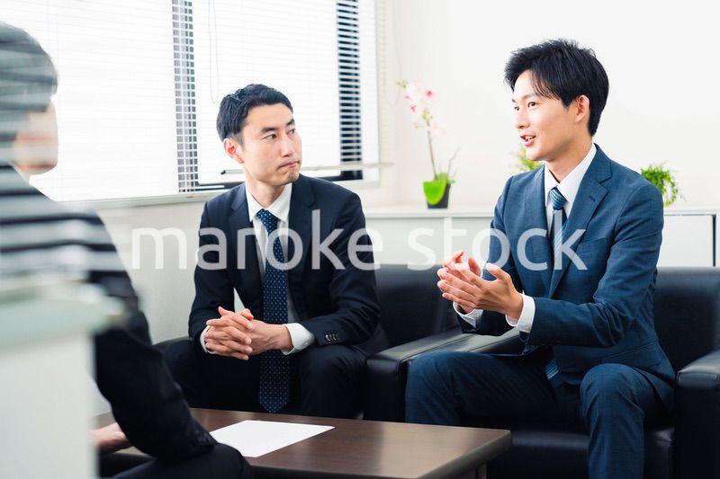 オフィスで商談を進めるビジネスマン
