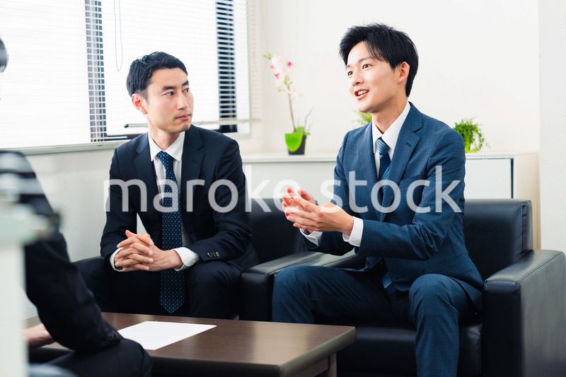 オフィスで商談を進めるビジネスマン