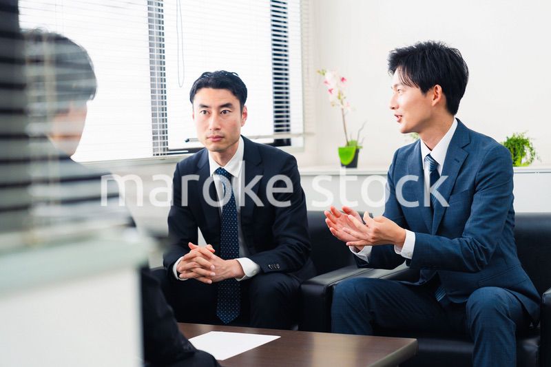 オフィスで商談を進めるビジネスマン