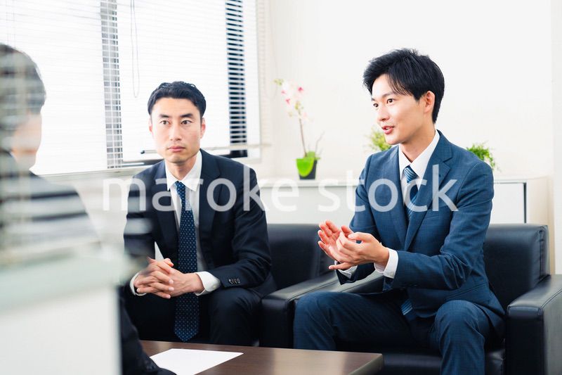 オフィスで商談を進めるビジネスマン