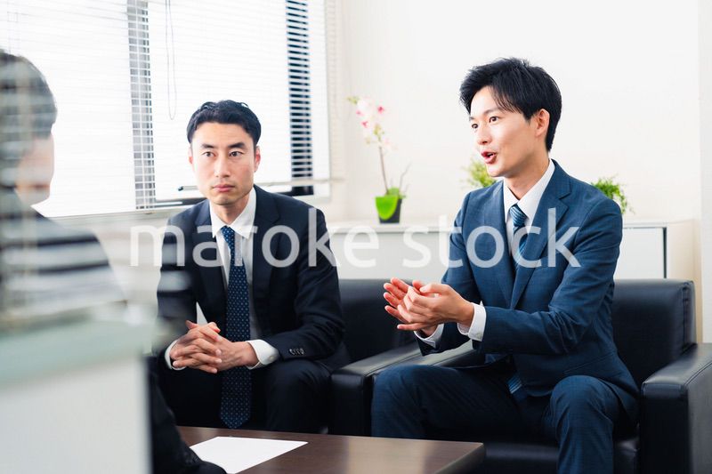 オフィスで商談を進めるビジネスマン