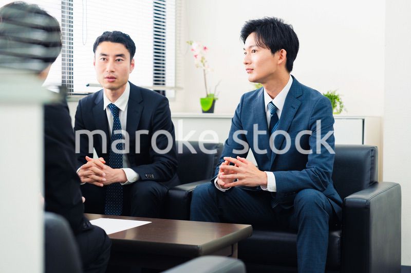 オフィスで商談を進めるビジネスマン
