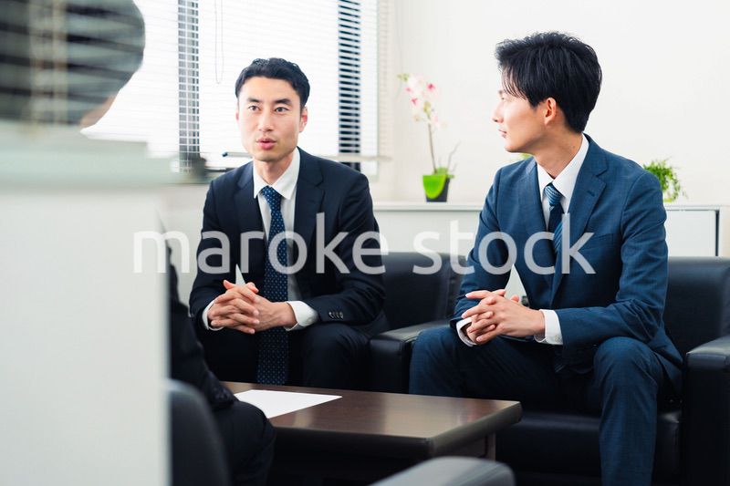 オフィスで商談を進めるビジネスマン