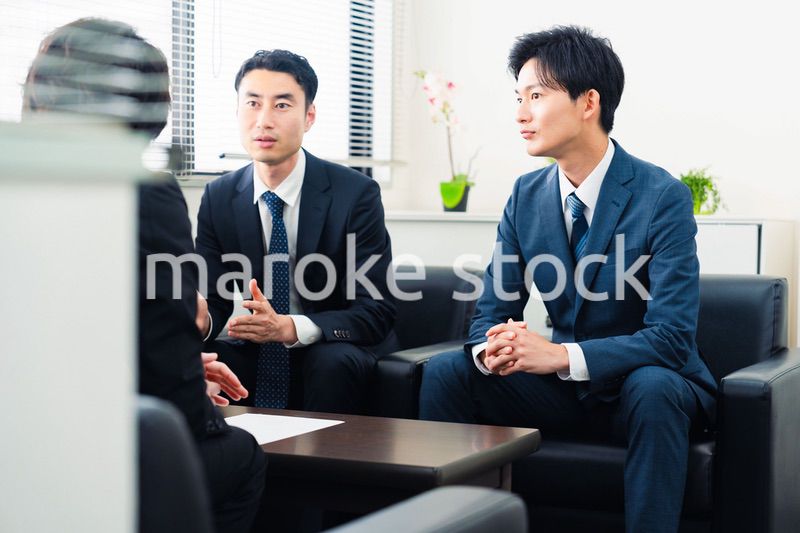 オフィスで商談を進めるビジネスマン