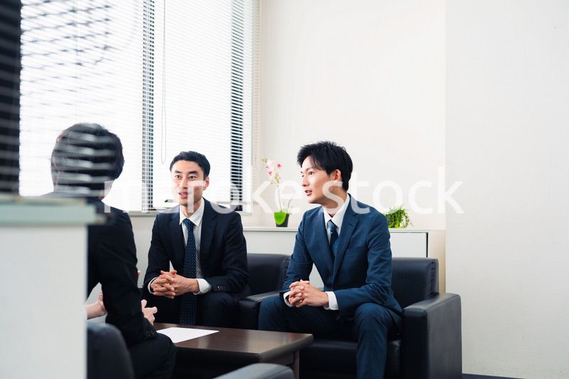 オフィスで商談を進めるビジネスマン