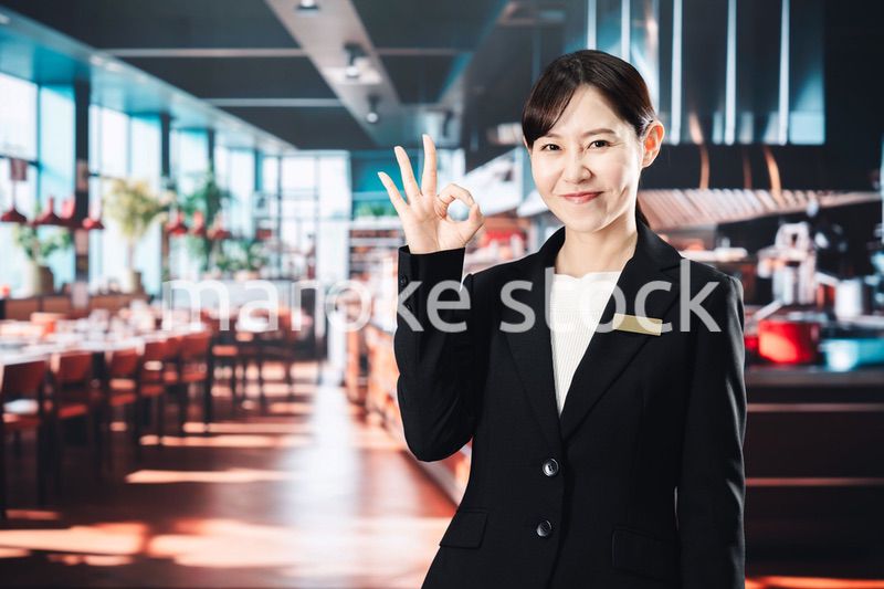 高級レストランで働く女性