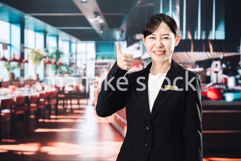 高級レストランで働く女性