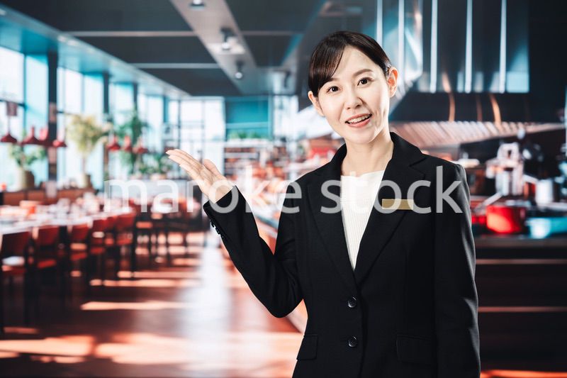 高級レストランで働く女性