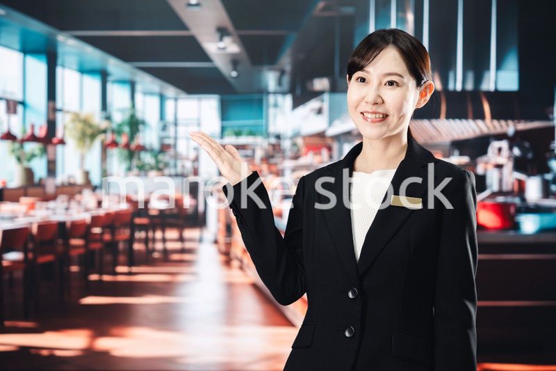 高級レストランで働く女性