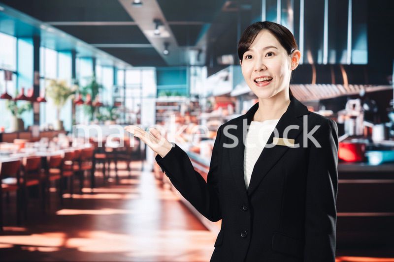 高級レストランで働く女性