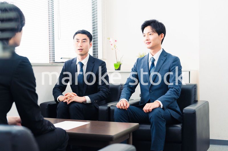 オフィスで商談を進めるビジネスマン