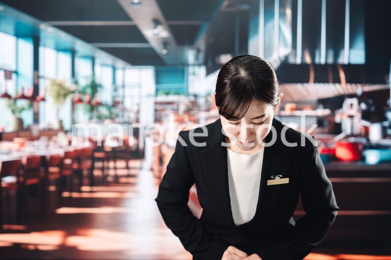 高級レストランで働く女性