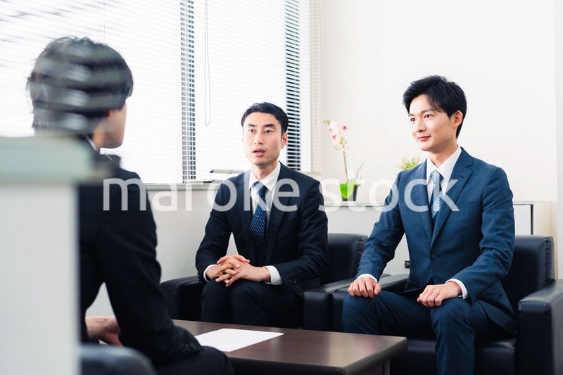 オフィスで商談を進めるビジネスマン