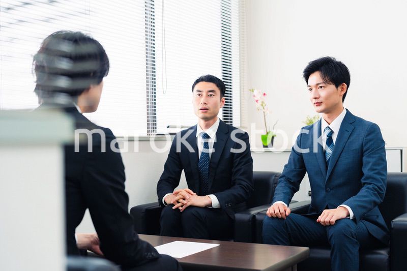 オフィスで商談を進めるビジネスマン