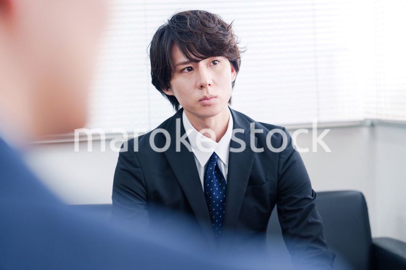 真剣な顔で議論をするビジネスマン