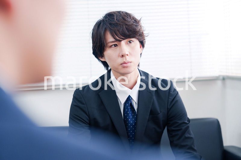 真剣な顔で議論をするビジネスマン