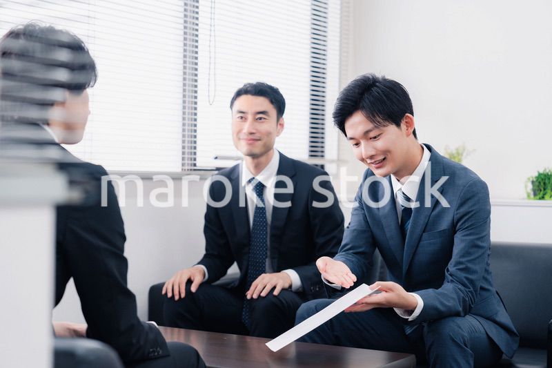 雰囲気良く商談をするビジネスマン